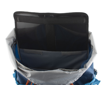 Attack 45 - záda batohu jsou vyztužena vyjímatelnou HDPE deskou s integrovanou duralovou výztuží, která pomáhá rozložit hmotnost přepravovaného nákladu na záda a eliminuje tlaky přepravovaných předmětů do zad
