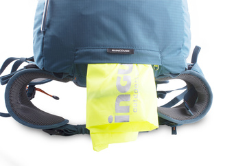 Fly 30 petrol - výrazná pláštěnka v samostatné zipové kapse na dně batohu