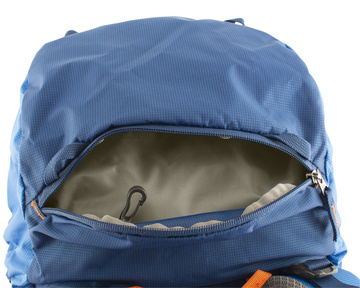 Boulder 38 blue - vnější zipová kapsa na víku vhodná k uložení rychle dostupného vybavení (např. lékárny) a potravy